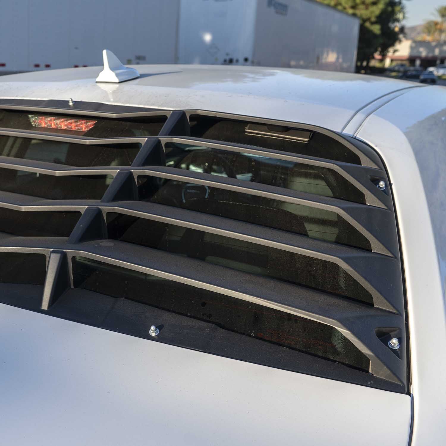 류ページ Vicrez LV Style Rear Window Louvers vz101487 | Dodge Challenger